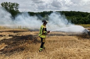 Feuerwehr Bochum: FW-BO: Brand eines Strohballens auf einem Stoppelfeld in Harpen
