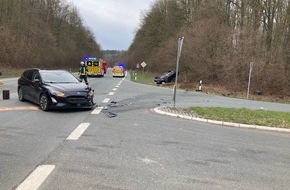Kreispolizeibeh&ouml;rde H&ouml;xter: POL-HX: Vier Personen bei Unfall verletzt