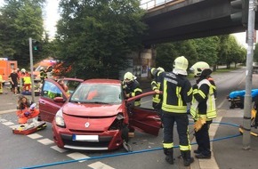 Feuerwehr Gelsenkirchen: FW-GE: Schwerer Verkehrsunfall am Samstag-6 verletzte Personen - hoher Sachschaden