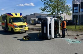 Feuerwehr Hattingen: FW-EN: Verkehrsunfall mit zwei Verletzten & Gasgeruch im Wohngebäude - Zwei nahezu zeitgleiche Einsätze für die Hattinger Feuerwehr
