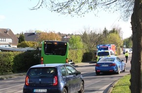 Kreispolizeibehörde Rhein-Sieg-Kreis: POL-SU: Linienbus fährt gegen Gartenhäuschen - Busfahrer leicht verletzt