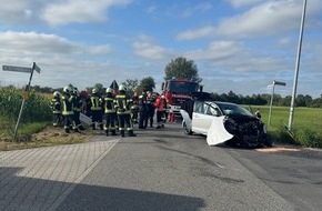 Freiwillige Feuerwehr Aurich: FW-AUR: Verkehrsunfall zwischen Auto und Pritschenwagen