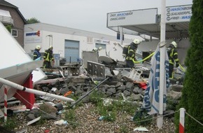 Feuerwehr Dinslaken: FW Dinslaken: Explosion eines Imbisswagen