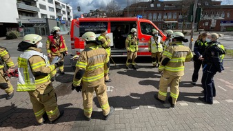 FW-GL: Feuerwehr rettet mehrere Personen nach Feuer in einem Altenwohnheim in Bergisch Gladbach