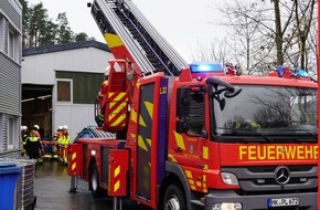 Feuerwehr Plettenberg: FW-PL: Feuerwehr rettet abgestürzten Gabelstaplerfahrer
