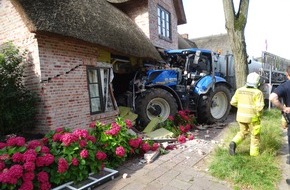 Polizeidirektion Flensburg: POL-FL: Nieblum / Föhr: Traktor mit Anhänger kollidiert mit Gebäude