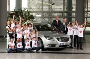 Opel Automobile GmbH: Ein Herz für Kinder: Opel versteigert Insignia-Erstausgabe