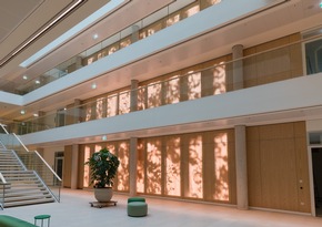 Neues Entree f&uuml;r den DEICHMANN-Campus: Einweihung des Zentralgeb&auml;udes in Essen, solides Gesch&auml;ftsergebnis 2025