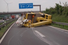 Polizei Düsseldorf: POL-D: Mönchengladbach - A 46/A 61 - Verkehrsunfall im AK Wanlo  - Umgestürzter Lkw blockiert Tangentenfahrbahn in Richtung Düsseldorf und Heinsberg - Fahrer leicht verletzt - Verkehrsstörungen