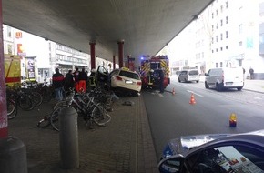 Polizei Bremen: POL-HB: Nr.: 0185 --Taxi überfährt 21 Fahrräder--