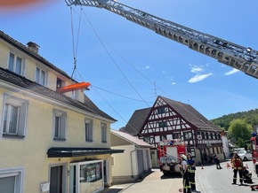FW Eigeltingen: Nach Turnotöffnung Patientenrettung mit Drehleiter und Höhenretter der Feuerwehr
