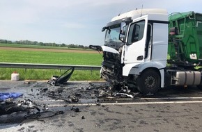 Polizei Minden-Lübbecke: POL-MI: Auto prallt frontal gegen Sattelzug: Schwerer Unfall auf der B 482