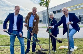 EDEKA Handelsgesellschaft Nord mbH: #Einheitsbuddeln – EDEKA Nord pflanzt Eiche am Eichhof und spendet 5.000 Bäume für den Klimaschutz