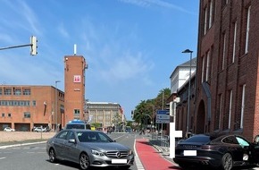 Polizeiinspektion Wilhelmshaven/Friesland: POL-WHV: Verkehrsunfall in Wilhelmshaven zwischen zwei Pkw - Fußgänger erlitt leichte Verletzungen (mit Foto)