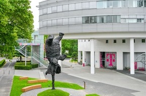 Deutsche Telekom AG: Telekom enthüllt monumentale Skulptur Gran elefant dret / Telekom-Chef Höttges: Das Unmögliche möglich machen