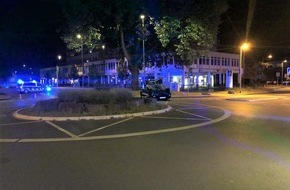 Polizei Duisburg: POL-DU: Alt-Hamborn: Pkw landet nach Verkehrsunfall auf dem Dach