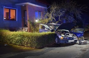 Kreispolizeibehörde Herford: POL-HF: Glätteunfall - Auto prallt gegen Baum