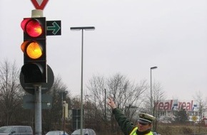 Polizeiinspektion Nienburg / Schaumburg: POL-NI: Verkehrsüberwachung - Polizei musste mehrfach Grünpfeil-, Handy- und Gurtverstöße ahnden -Bild im Downlaod-