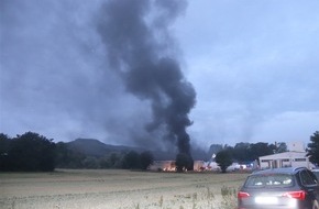 Kreispolizeibehörde Höxter: POL-HX: Lagerhalle eines Abschleppdienstes abgebrannt