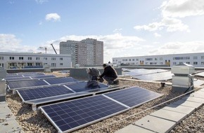 HOWOGE Wohnungsbaugesellschaft mbH: Klimaneutraler Strom für 75.400 Wohnungen: HOWOGE baut Bestand an Photovoltaik-Anlagen massiv aus