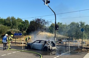 Polizeidirektion Neustadt/Weinstraße: POL-PDNW: PKW-Brand - Ampelanlage und Fahrbahndecke beschädigt