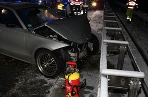 Polizei Bielefeld: POL-BI: Alleinunfall mit Fahrerflucht auf A 44 (FOTO)