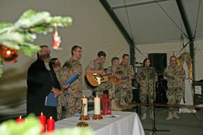 Deutsche Marine - Pressemeldung (Report): Zu Weihnachten &quot;beißen Marinesoldaten die Zähne zusammen&quot;