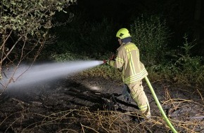 Feuerwehr Ratingen: FW Ratingen: Nächtlicher Waldbrand konnte schnell gelöscht werden