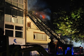 FW-MK: Nächtlicher Großbrand in der Iserlohner Innenstadt