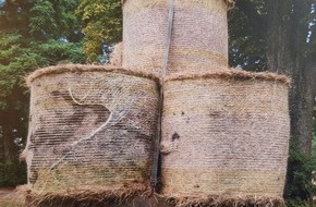 Polizeiinspektion Neubrandenburg: POL-NB: Verkehrskontrolle zweier Traktoren - Untersagung der Weiterfahrt aufgrund von Zulassungsverstößen und ungesicherter Ladung