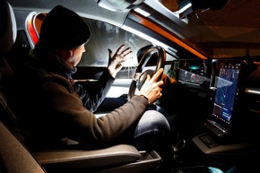 ADAC: Zwei Drittel der Autofahrer fühlen sich geblendet / Großes Sicherheitsrisiko / Besonders Fernlicht führt oft zu Blendung / Tipps für Autofahrer