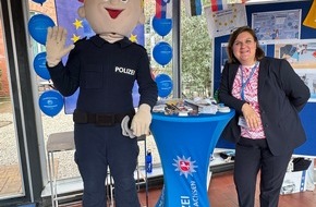 Polizeiakademie Niedersachsen: POL-AK NI: Großer Erfolg: Tag der offenen Tür an der Polizeiakademie in Nienburg. Zahlreiche Besucherinnen und Besucher nutzten die Gelegenheit zum Blick hinter die Kulissen.