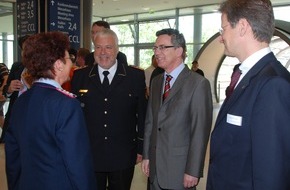 Deutscher Feuerwehrverband e. V. (DFV): De Maizière: "Ohne das Ehrenamt läuft nichts" /  Bundesinnenminister Thomas de Maizière besucht Interschutz