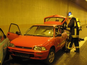 FW-AR: Einsatzkräfte üben den Ernstfall in Arnsberger Autobahn-Tunnel