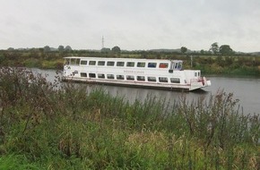 Polizeiinspektion Nienburg / Schaumburg: POL-NI: Zu wenig Wasser zu viel Tiefgang - Fahrgastschiff gestrandet -Bild im Download-