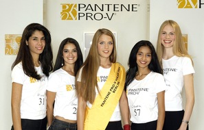 Procter & Gamble Germany GmbH & Co Operations oHG: "Das Pantene Pro-V Haar 2004" / Fünf Bewerberinnen schafften am Samstag beim großen Casting in Berlin den Sprung in die Finalrunde!