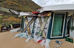 Polizeipräsidium Einsatz, Logistik und Technik: PP-ELT: Fahrgastkabinenschiff kollidiert aufgrund einer Sturmböe mit Eisenbahnbrücke