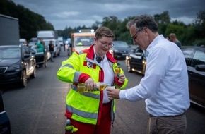 Feuerwehr, Katastrophenschutz und Rettungsdienst Rheingau-Taunus-Kreis: FW Rheingau-Taunus: Vollsperrung der A3: Katastrophenschutzeinheiten versorgen Menschen im Stau