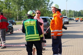 FW Lüchow-Dannenberg: Ammoniak-Austritt in Lebensmittel-Betrieb sorgt für Großeinsatz der Feuerwehr +++ Gefahrgut-Einheit des Landkreises im Einsatz +++ ca. 100 Einsatzkräfte erlebten erste Großübung seit drei Jahren