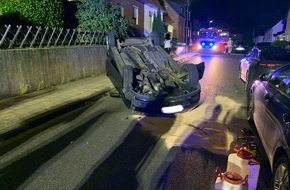 Feuerwehr Stolberg: FW-Stolberg: Auto überschlägt sich in Wohngebiet