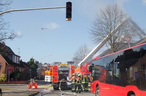FW-RD: Nach Dachstuhlbrand - Wohnhaus in Rendsburg total zerstört In der Fockbeker Chaussee in Rendsburg, wurde die Wohnanlage für zwölf Bewohner durch ein Feuer zerstört