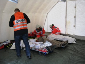 FW-AR: Verpuffung bei der Firma WEPA fordert neun Verletzte - Einsatzkräfte üben für den Ernstfall