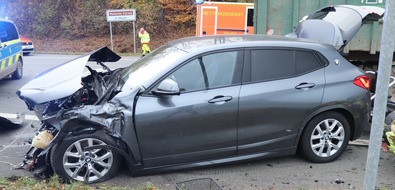 Kreispolizeibehörde Höxter: POL-HX: Trecker übersehen - Verkehrsunfall mit leicht verletztem Pkw-Fahrer