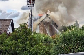 Feuerwehr Düren: FW Düren: +++ Wohngebäude am Samstagabend in Vollbrand +++