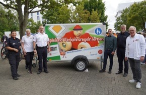 Polizeiinspektion G&ouml;ttingen: POL-G&Ouml;: (276/2026) Roter-Ritter-Mobil st&auml;rkt Verkehrspr&auml;vention in G&ouml;ttingen: Mobile Verkehrsschule an Polizeiinspektion G&ouml;ttingen und Verkehrswacht G&ouml;ttingen e.V. &uuml;bergeben