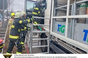 Feuerwehr München: FW-M: Lkw-Fahrer wird gerettet (Sendling-Westpark)