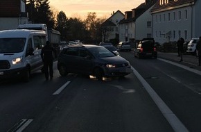 Kreispolizeibehörde Herford: POL-HF: Rentner beschädigt zwei geparkte Autos