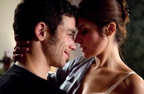 SAT.1: Eine leidenschaftliche Liebesnacht und ein schrecklicher Fund, der in der SAT.1-Daily-Soap alles verändert ...   100. Folge "Hand aufs Herz" am 23. Februar! (mit Bild)
