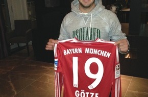 United Charity gemeinnützige Stiftungs GmbH: Mario Götze trennt sich von seinem Gipfeltrikot / Das getragene Trikot aus dem Spiel gegen den BVB versteigert der Bayern-Profi für den guten Zweck bei United Charity (FOTO)