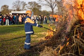 FW Wathlingen: Stimmungsvolles Osterfeuer in Großmoor bei bestem Wetter